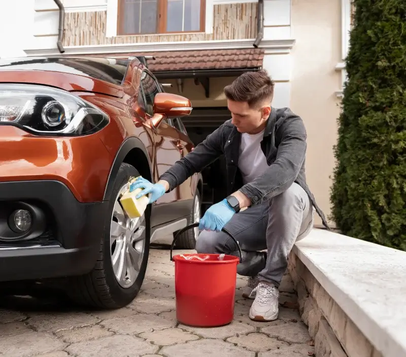 Lavage auto à domicile Lot Et Garonne : professionnel intervenant sur un véhicule